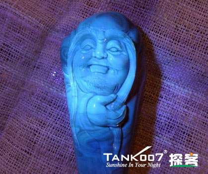 網(wǎng)上用紫光手電鑒定琥珀的帖子這么多，哪個(gè)是真假？